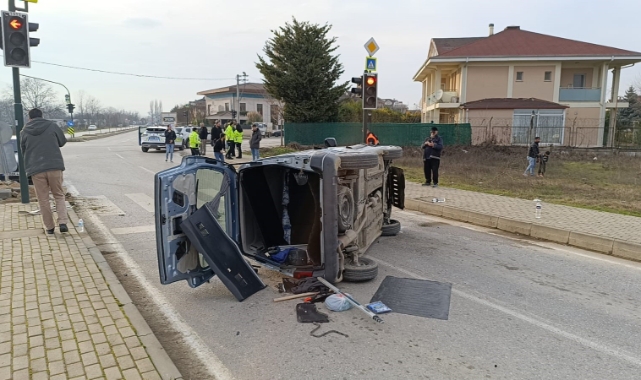 Bursa'da iki otomobil çarpıştı: 4 yaralı