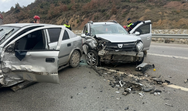 Bursa'da iki otomobil kafa kafaya çarpıştı: 2 yaralı