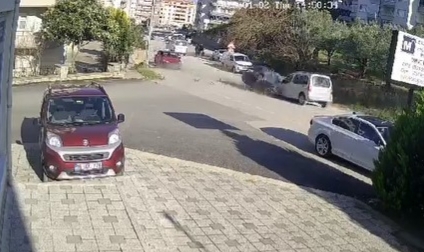 Bursa'da kafa kafaya çarpışmışlardı! Feci kaza kameraya böyle yansıdı
