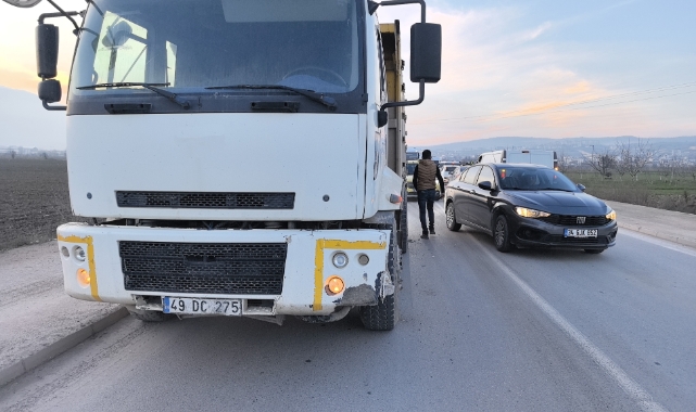 Bursa'da kamyon ile otomobil çarpıştı! Sürücüyü vatandaşlar kurtardı