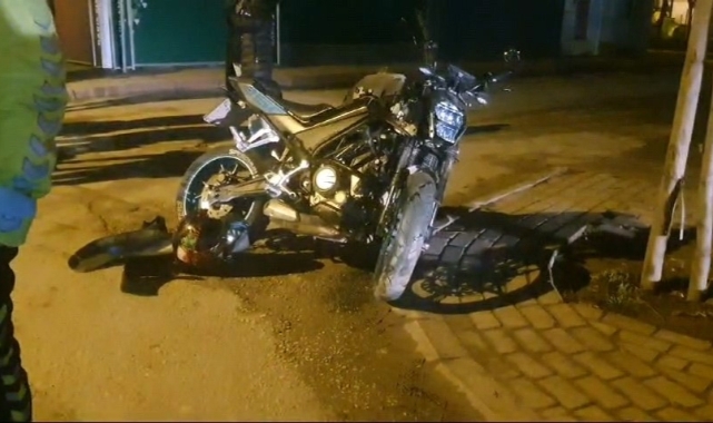 Bursa'da kamyonete çarpan motosiklet sürücüsü yaralandı