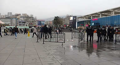 Bursa'da Kent Meydanı'nda bıçaklı saldırı!