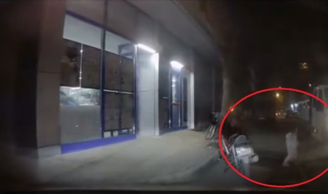 Bursa'da küçük kız otomobilin altında kalmaktan kıl payı kurtuldu