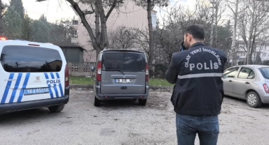 Bursa'da kurşunların isabet ettiği park halindeki kamyonet delik deşik oldu