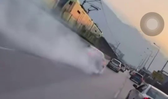 Bursa'da lüks otomobil akan trafikte drift atarak ilerledi
