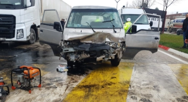 Bursa'da minibüs park halindeki tıra çarptı! 3 yaralı