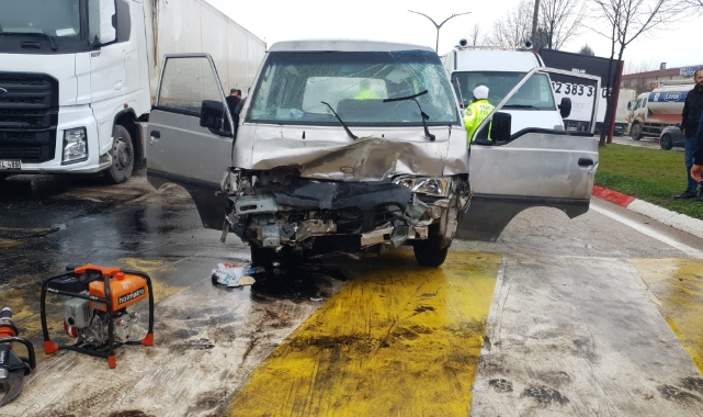 Bursa'da minibüs park halindeki tıra çarptı! 3 yaralı