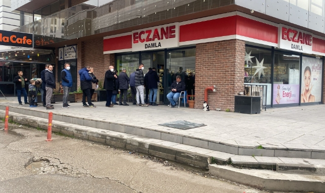 Bursa'da nöbetçi eczanelerde hafta sonu kuyruğu!