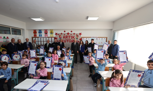 Bursa'da öğrenciler karnelerini Vali Erol Ayyıldız'dan aldı