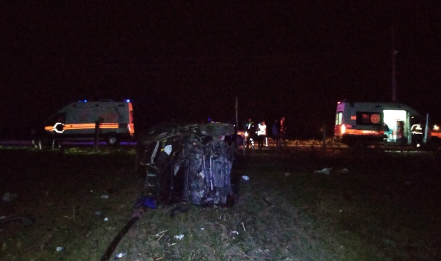 Bursa'da otomobil taklalar atarak tarlaya uçtu: 3 yaralı