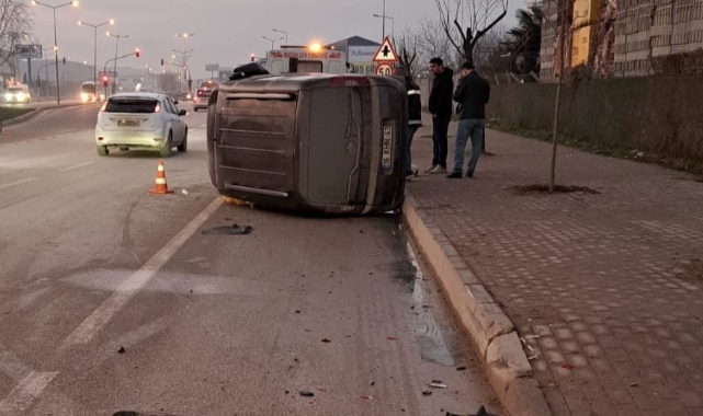 Bursa'da otomobile çarpan ticari araç devrildi