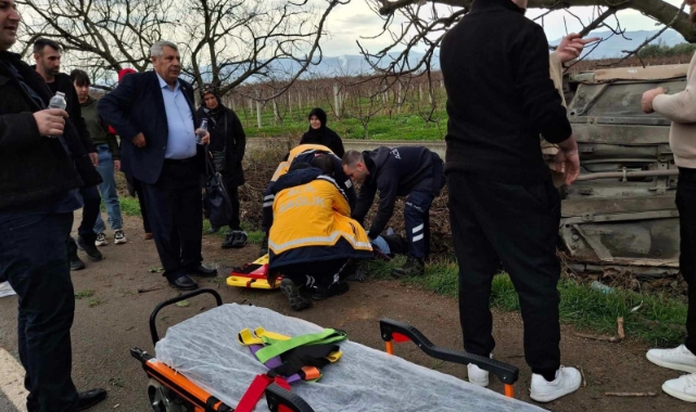 Bursa’da TIR'ın çarptığı otomobil ağaçlık alana uçtu! 3 yaralı