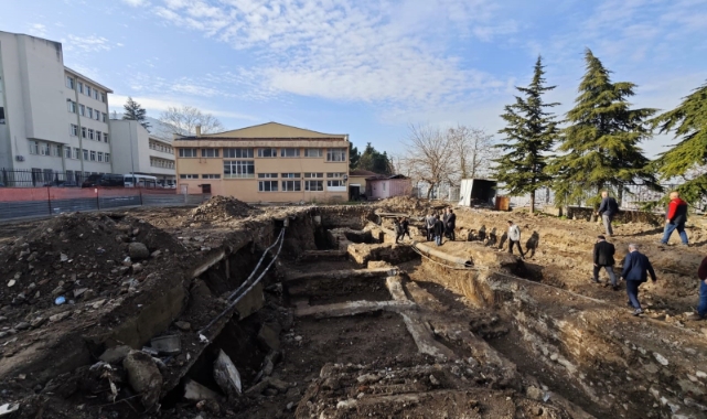Bursa'da Tophane Mesleki ve Teknik Anadolu Lisesi’nde kazı çalışmaları sürüyor