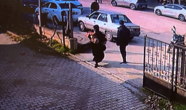 Bursa'da yaralı oğlunu kucağında sağlık ocağına taşıdı