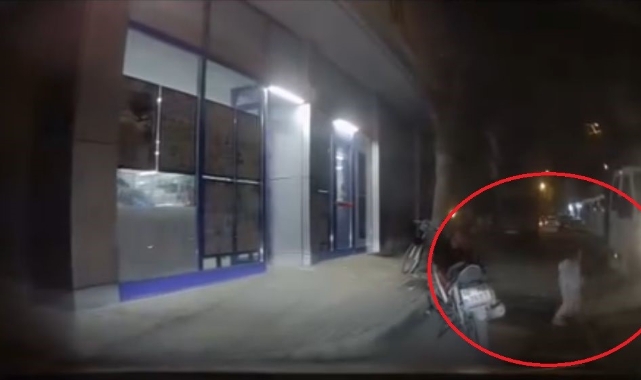 Bursa'da yola aniden fırlayan çocuk otomobilin altında kalmaktan kıl payı kurtuldu