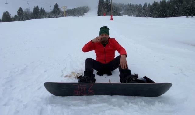 Bursa'nın zirvesinde snowboard yaparken kahvesini yudumladı