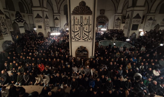 Bursalılar yılın ilk sabah namazında Ulucami ve Muradiye'ye akın etti