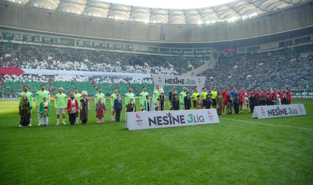 Bursaspor tribünlerinde Filistin bayrağı koreografisi