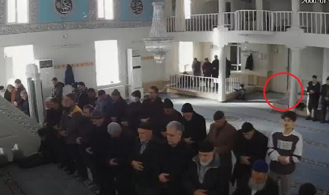 Camide panik anları! Cemaat namaz kılarken...