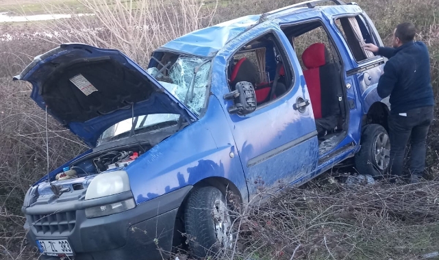 Çaycuma'da hafif ticari araç şarampole uçtu: 5 yaralı