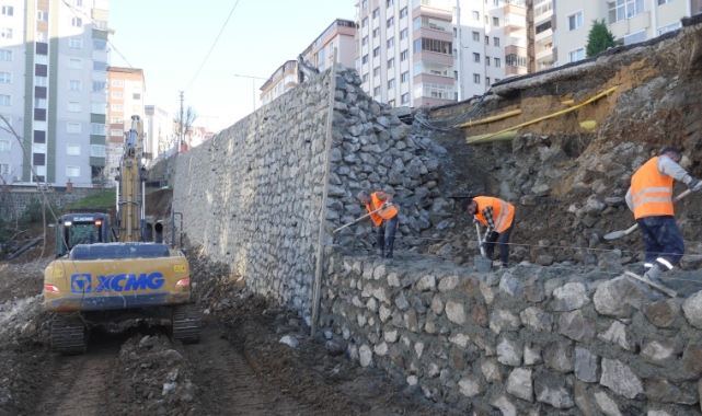 Çöken istinat duvarı onarılıyor
