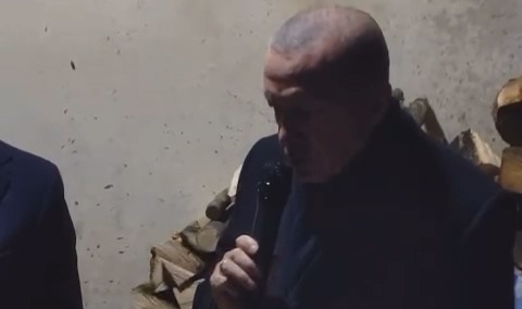 Cumhurbaşkanı Erdoğan komşusunun taziyesinde Kur'an-ı Kerim okudu