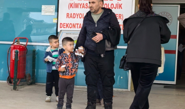 Demir kapıya elini sıkıştıran çocuğun parmağı koptu