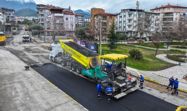 Denizli Büyükşehir Belediyesinin asfalt seferberliği devam ediyor