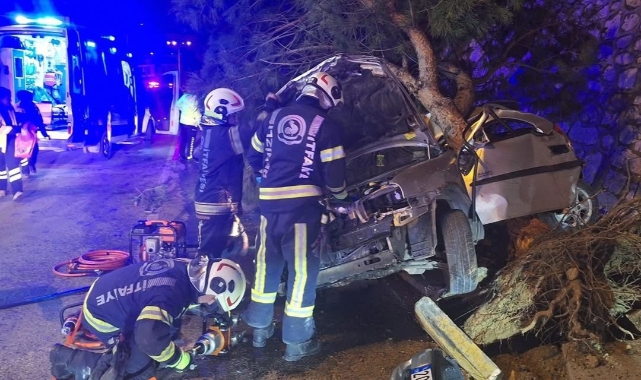 Denizli’de ağaca çarpan otomobil hurdaya döndü! 2 ölü