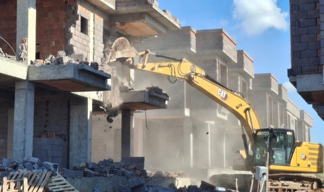 Didim’deki sitede yıkım işlemi başladı