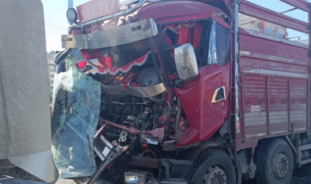 Diyarbakır'da 4 aracın karıştığı kazada 3 kişi yaralandı