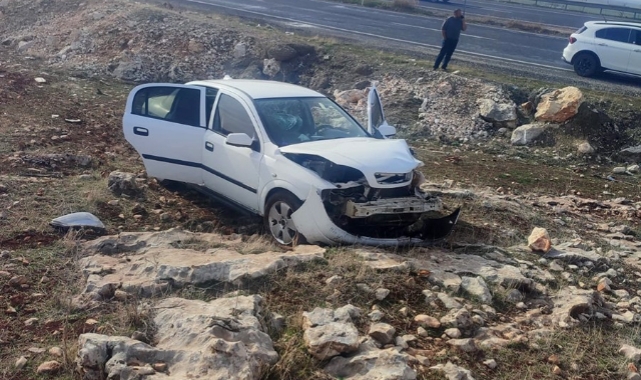 Diyarbakır'da taklan atan otomobilde 3 kişi yaralandı