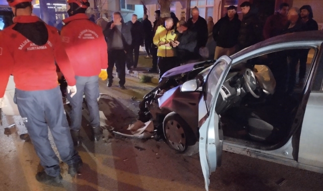Dolmuş taksi ile otomobil kafa kaya çarpıştı
