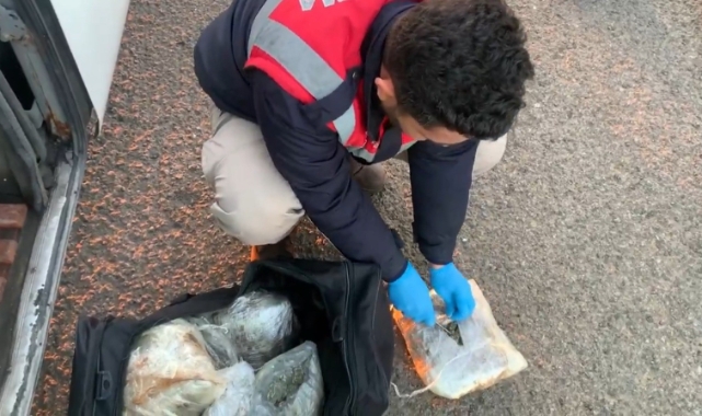 Durdurulan otobüsten 14 kilo uyuşturucu çıktı