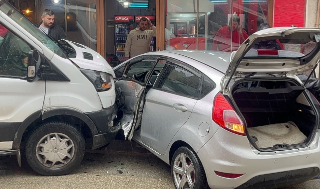 Ehliyetsiz sürücü polisten kaçarken kaza yaptı!