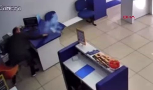 Elinde patlayan telefonu tekmeleyerek çıkardı!