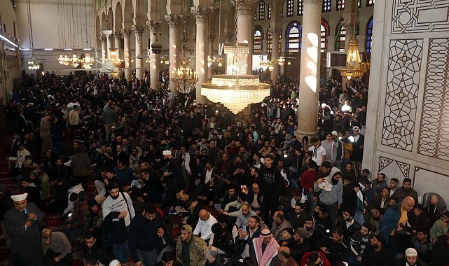 Emevi Camii'nde cuma namazı yoğunluğu