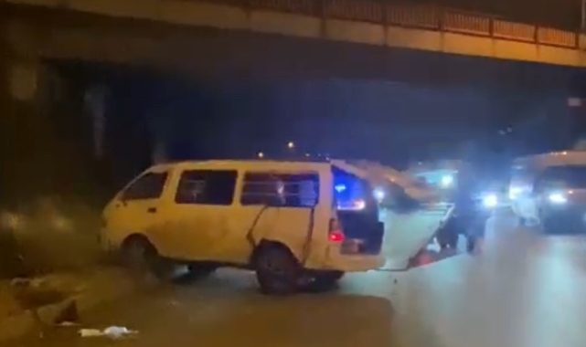 Eskişehir'de devrilen minibüsün sürücüsü ağır yaralandı