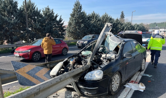 Feci kaza! Otomobil bariyerlere girdi