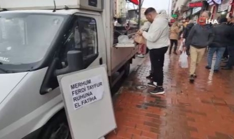 Ferdi Tayfur'un hayranı, Kuşadası'nda lokma döktürdü