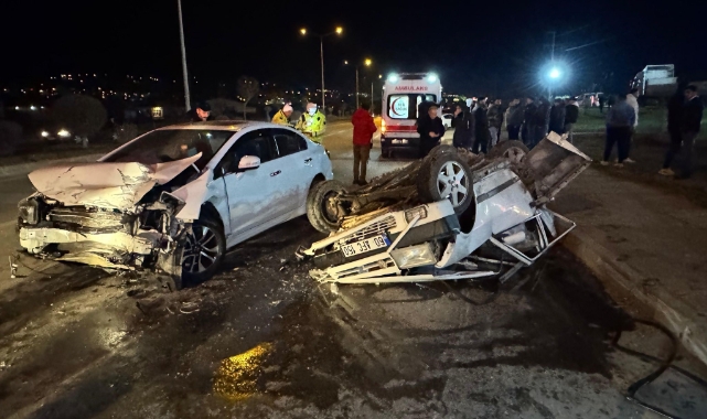 Feci kazada demir yığınına döndü, 3 kişi yaralandı