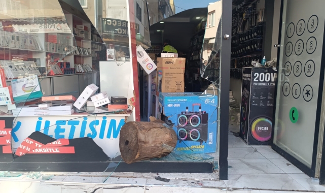 Fren yerine gaza basınca dükkana girdi
