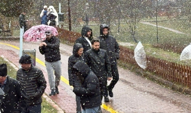 Gölcük Tabiat Parkı'nda kar yağışı etkili oluyor