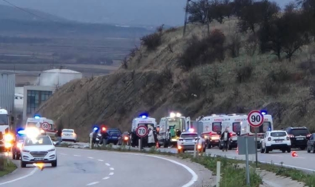Gönen'de servis aracı devrildi! Çok sayıda yaralı var