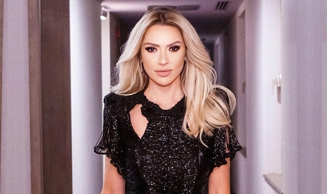 Hadise’den yönetmen sevgilisiyle romantik paylaşım!