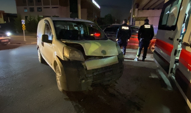 Hafif ticari araç otomobile çarptı
