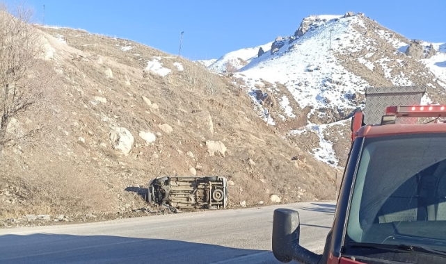 Hakkari'de hafif ticari araç yan yattı: 2 yaralı