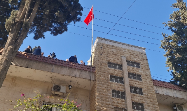 Halep Başkonsolosluğu'nda Türk bayrağı göndere çekildi