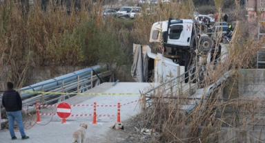 Hatay'da hafriyat kamyonu geçtiği esnada köprü çöktü