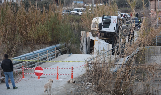 Hatay'da hafriyat kamyonu geçtiği esnada köprü çöktü